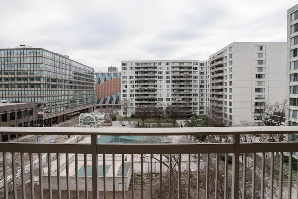 Elegant Apartment W Views At Crystal City Arlington Exterior foto