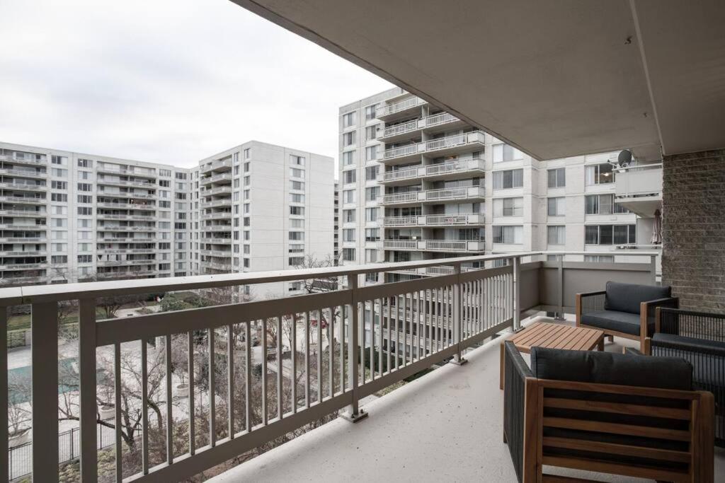 Elegant Apartment W Views At Crystal City Arlington Exterior foto